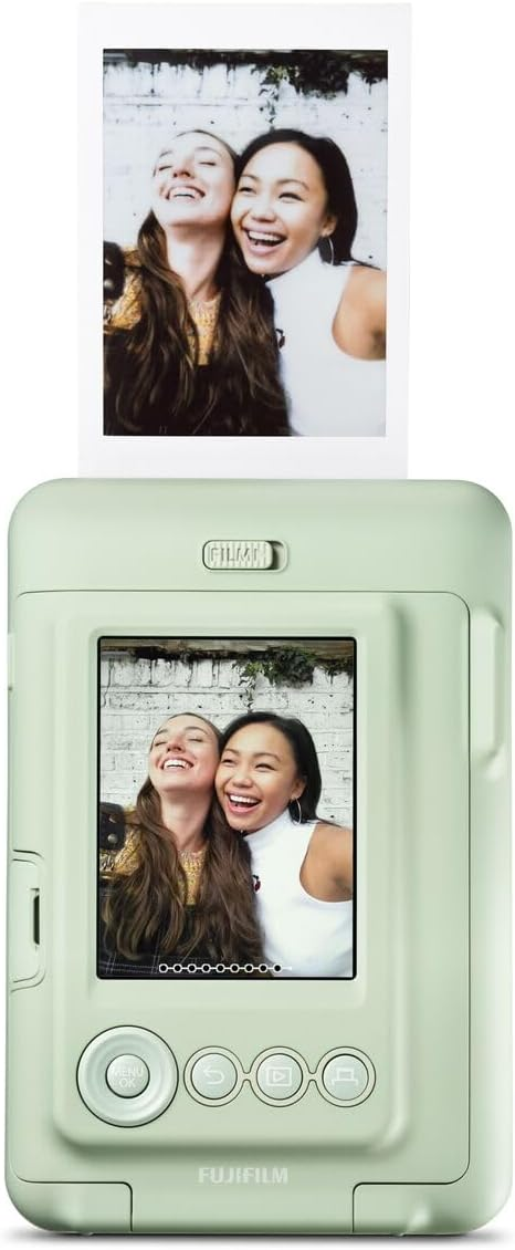 Cámara instantánea con foto de dos mujeres sonriendo. La cámara es verde menta.