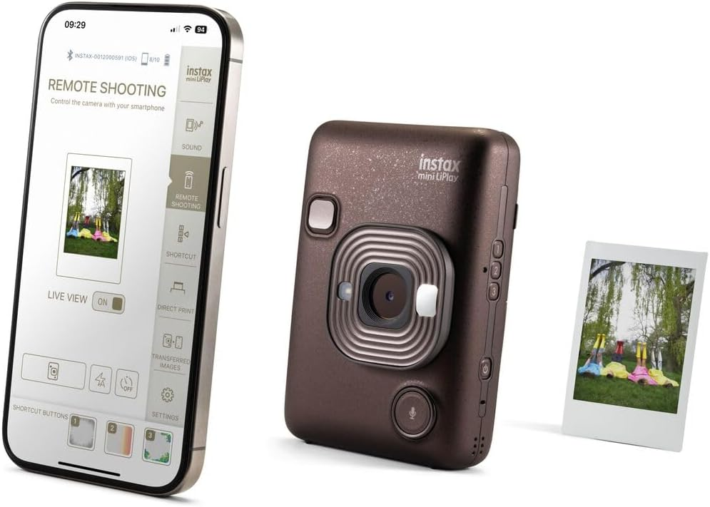 Una cámara Instax marrón, una pantalla de teléfono que muestra la aplicación de la cámara y una foto impresa.