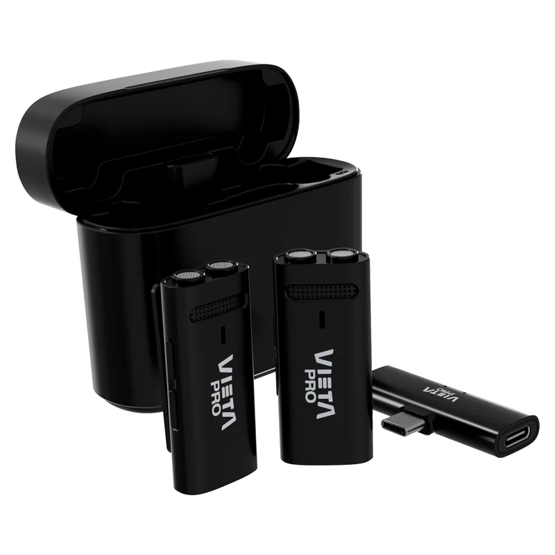 Dos micrófonos inalámbricos negros y un estuche de carga. También se ve un adaptador USB-C.