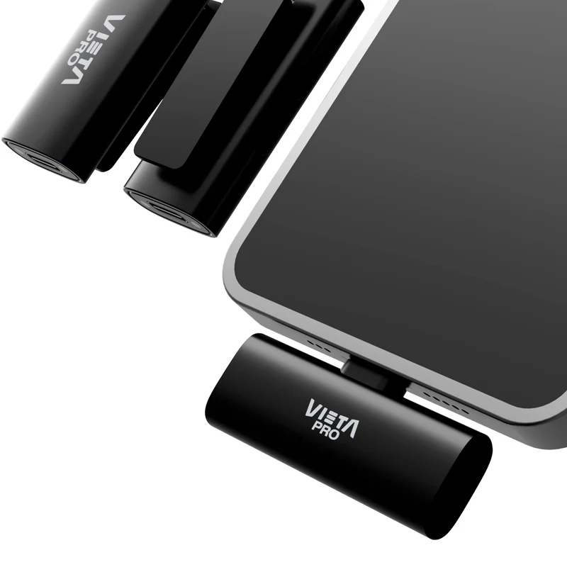 Micrófonos inalámbricos negros conectados a un smartphone.