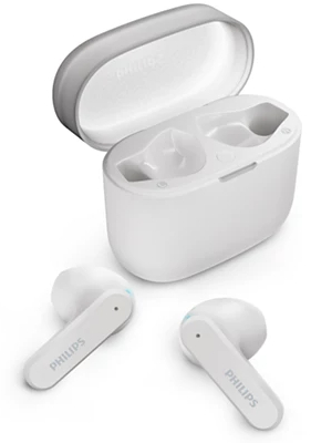 Białe słuchawki i etui ładujące, widok z boku. Etui jest otwarte, pokazując gniazda ładowania. Białe tło.