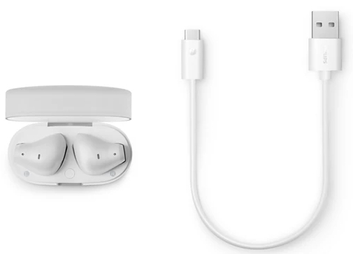 Białe słuchawki douszne z etui ładującym i kablem USB-C. Izolowane na białym tle.