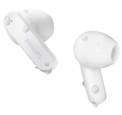 Dwa białe bezprzewodowe słuchawki z kroplami wody na białym tle.