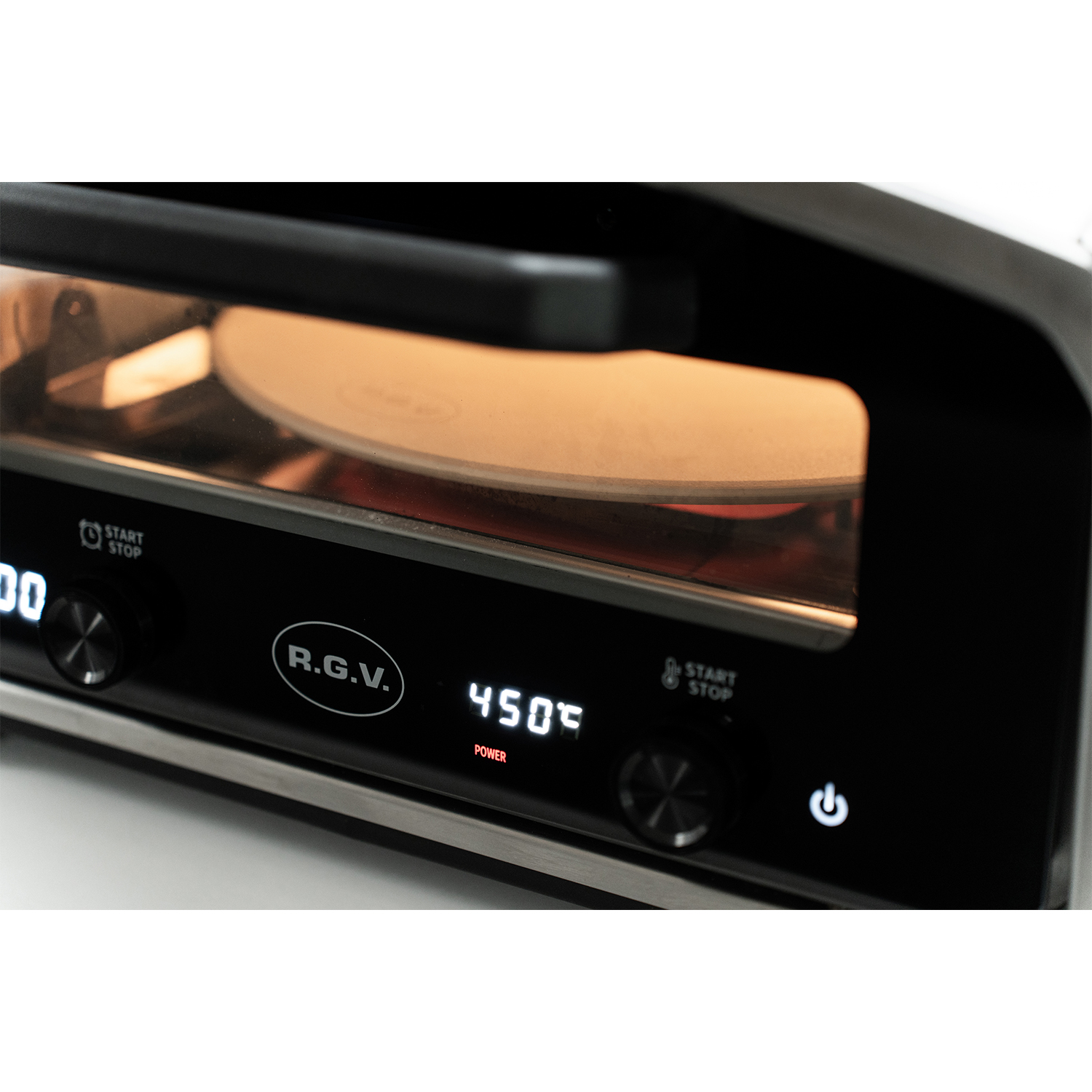 Primo piano di un forno nero R.G.V. con pietra per pizza, che mostra 450°F.