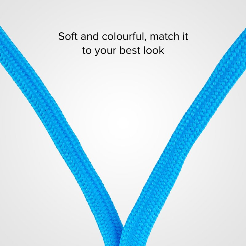 Zwei blaue geflochtene Kabel, Nahaufnahme, vor weißem Hintergrund.