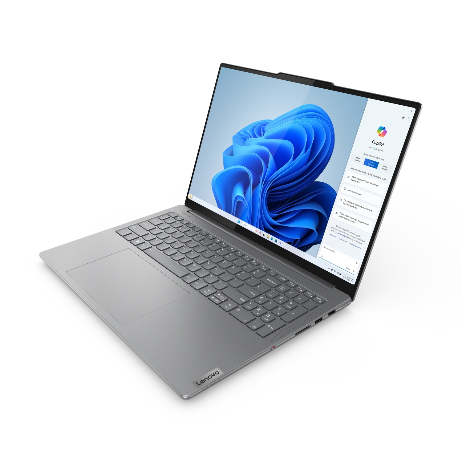 Un ordinateur portable Lenovo, ouvert, sur une surface blanche.