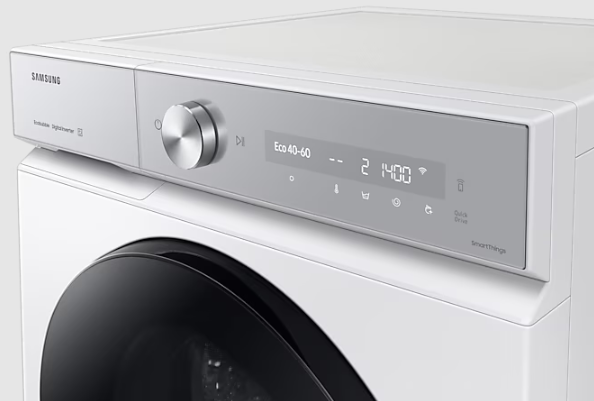 Biały panel sterowania pralki Samsung. Wyświetlacz cyfrowy pokazuje ustawienia. Metalowe pokrętło.
