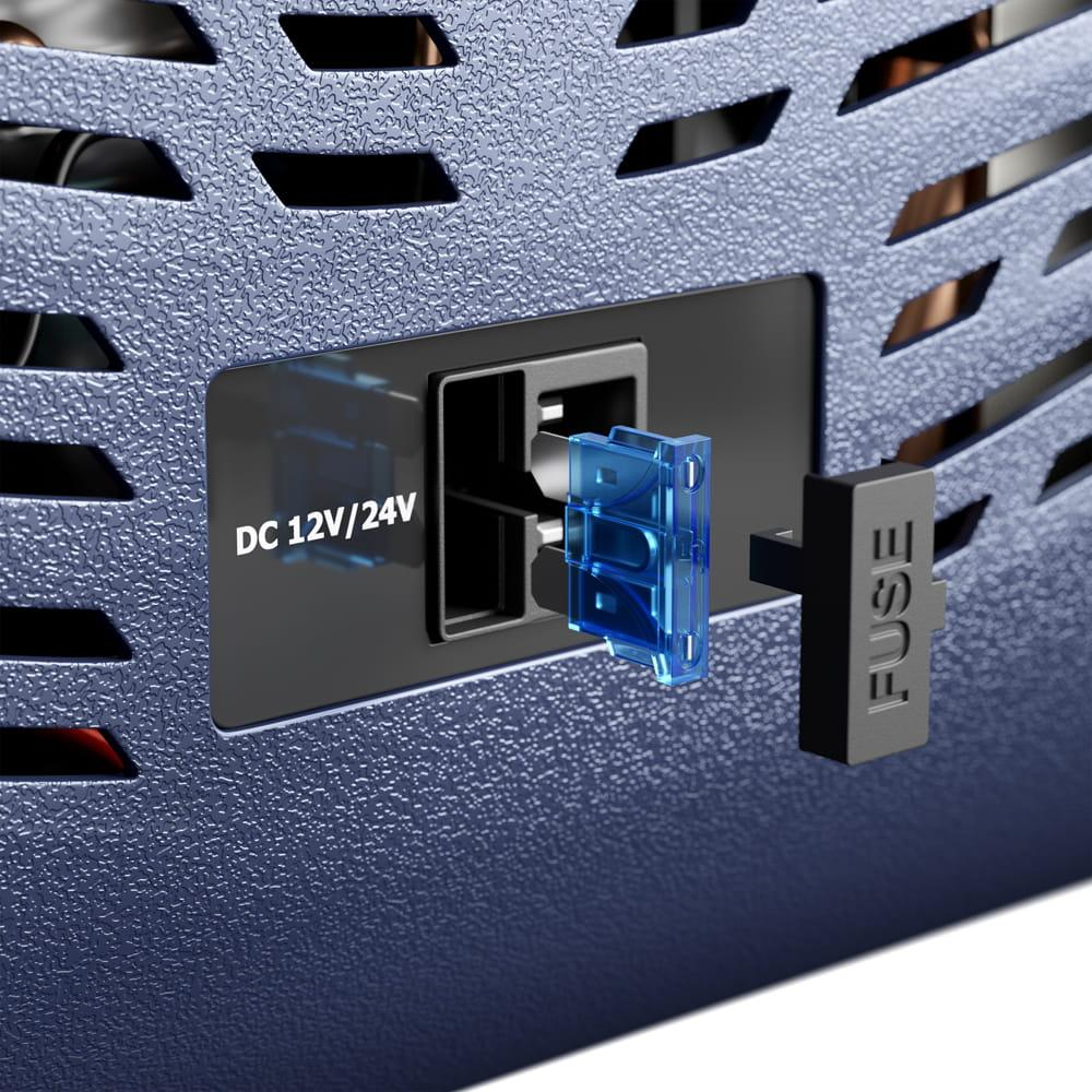 Zbliżenie na skrzynkę bezpieczników z włożonym niebieskim bezpiecznikiem. Tekst: DC 12V/24V.