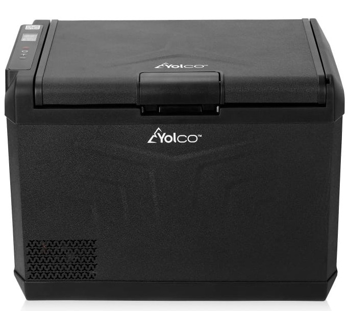 Czarna przenośna lodówka, zamknięta. Ma logo Yolco. Posiada wyświetlacz cyfrowy i uchwyt.