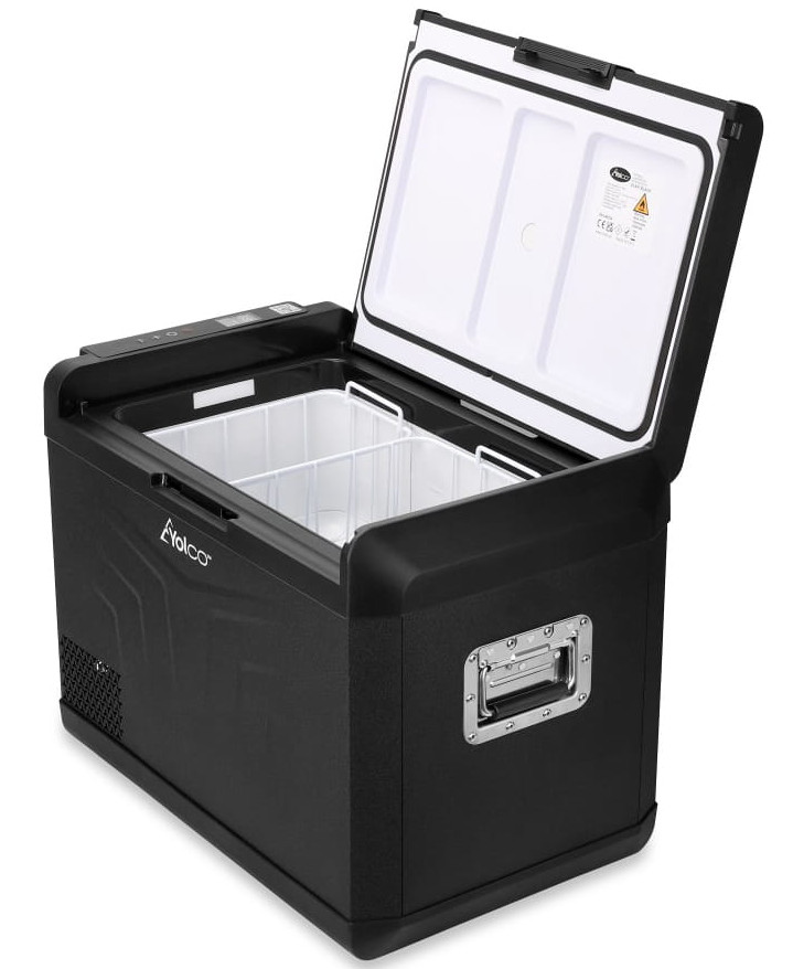 Czarna przenośna lodówka, częściowo otwarta. Dwa przedziały w środku, widoczne logo Yolco. Uchwyt z boku.