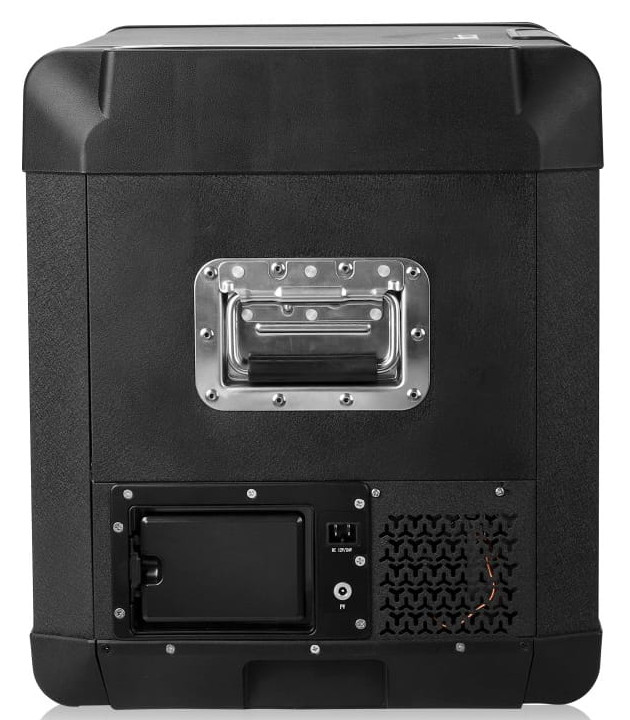 Tył czarnej przenośnej lodówki. Posiada uchwyt, wejście zasilania i wentylację.