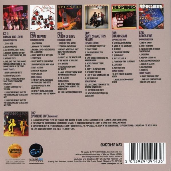 Albumcover mit CD-Details. Text und Bilder mit schwarzem Hintergrund, weißer Text.