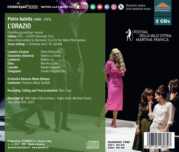 CD-Cover mit Text, Frau in rosa Kleid, Personengruppe im Hintergrund.