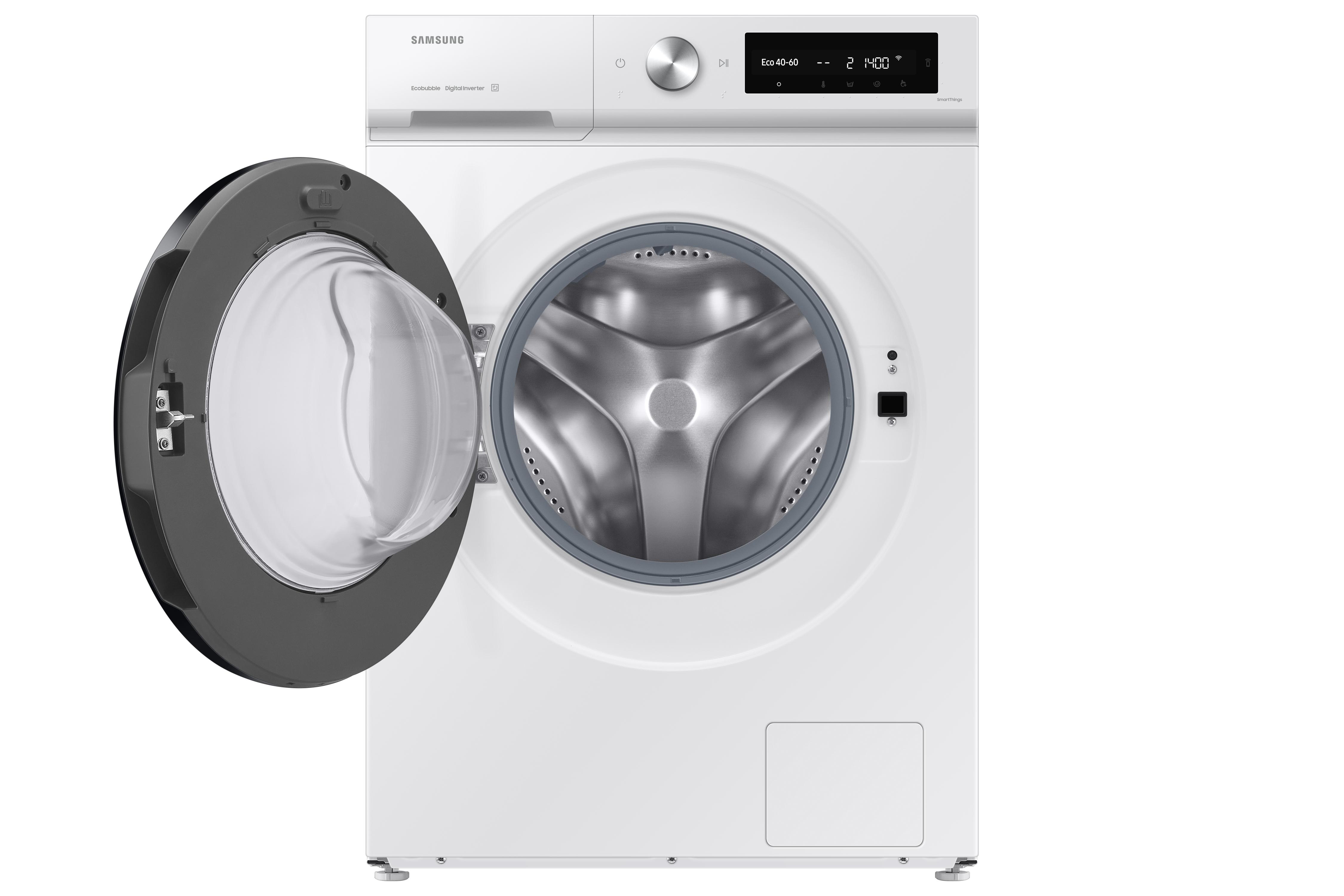 Weiße Waschmaschine mit geöffneter Tür. Im Inneren befindet sich eine glänzende Metalltrommel.