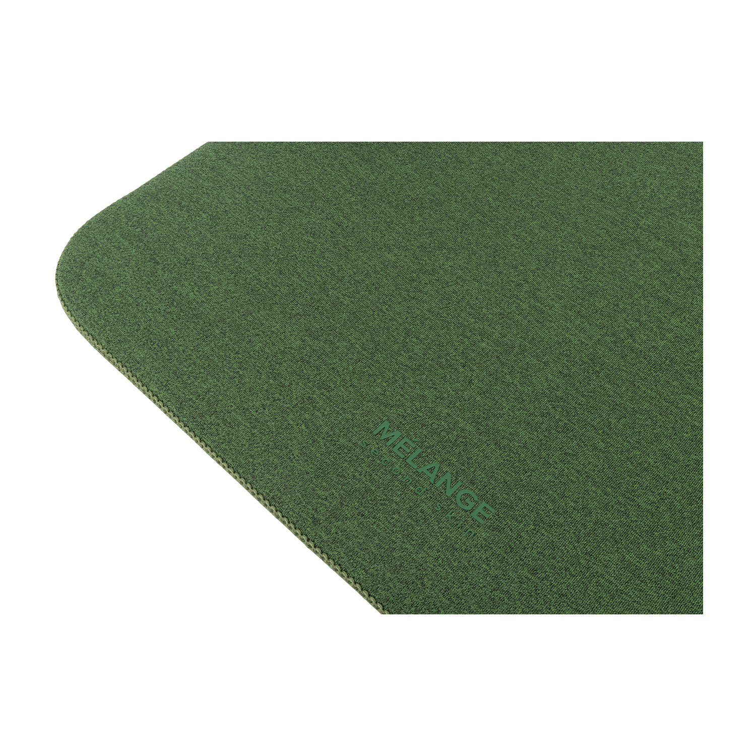 Tappetino per mouse verde. Testo Melange, colore verde. Vista angolare. Sfondo bianco. Tessuto.