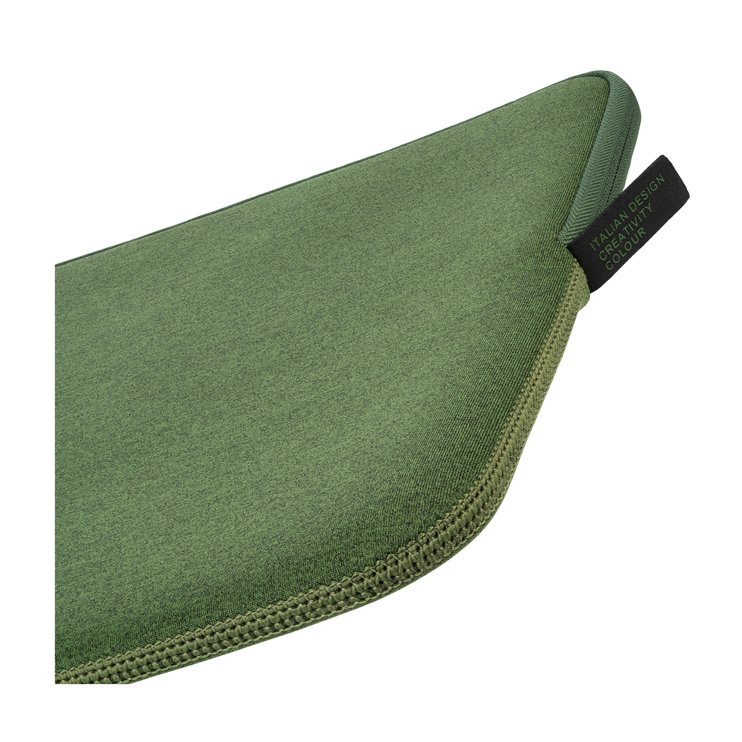 Primo piano di un tessuto verde, strutturato con etichetta: Italian Design.