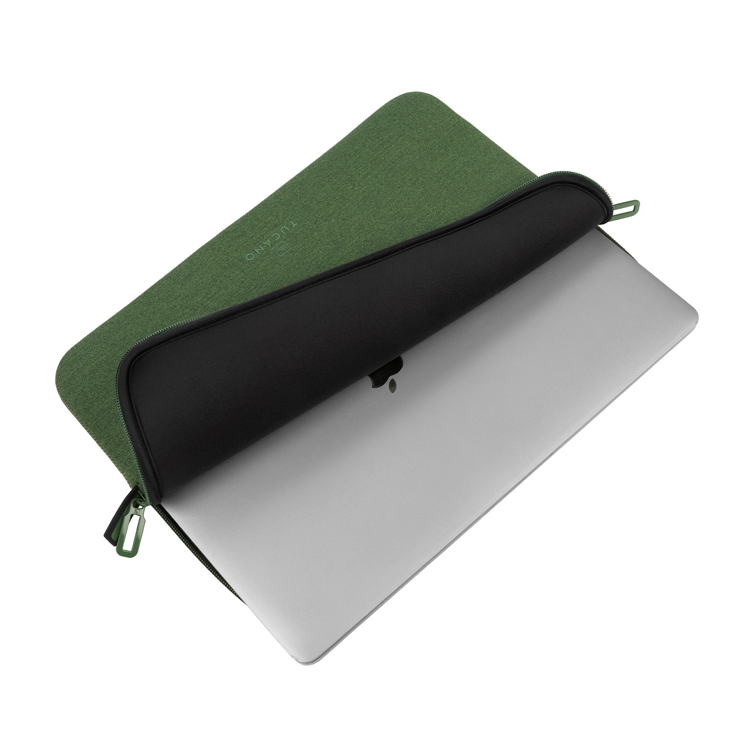 Laptop in una custodia Tucano verde, aperta. Cerniera nera, custodia verde oliva, laptop argentato.