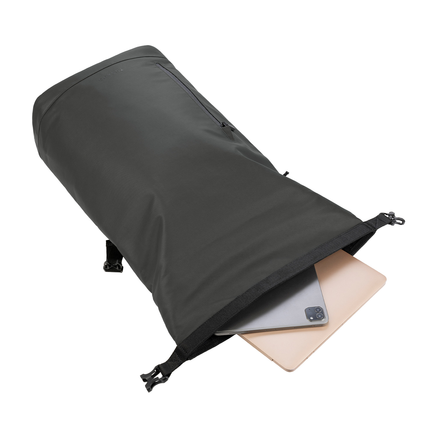 Zaino nero con un tablet che spunta su sfondo bianco. La borsa è aperta.