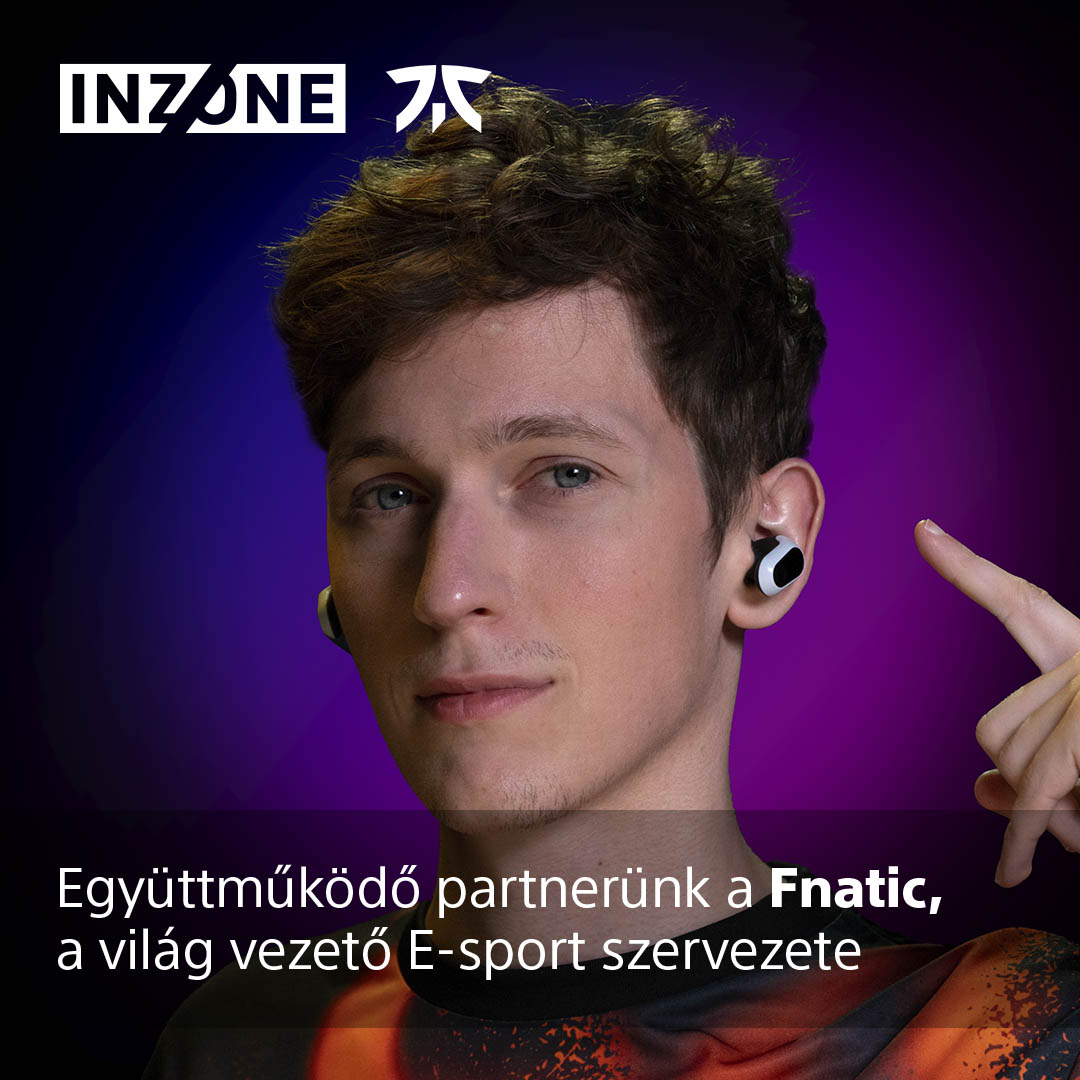 Fiatal férfi fülhallgatóval, ujjával mutat. Látható az INZONE és a Fnatic logó.