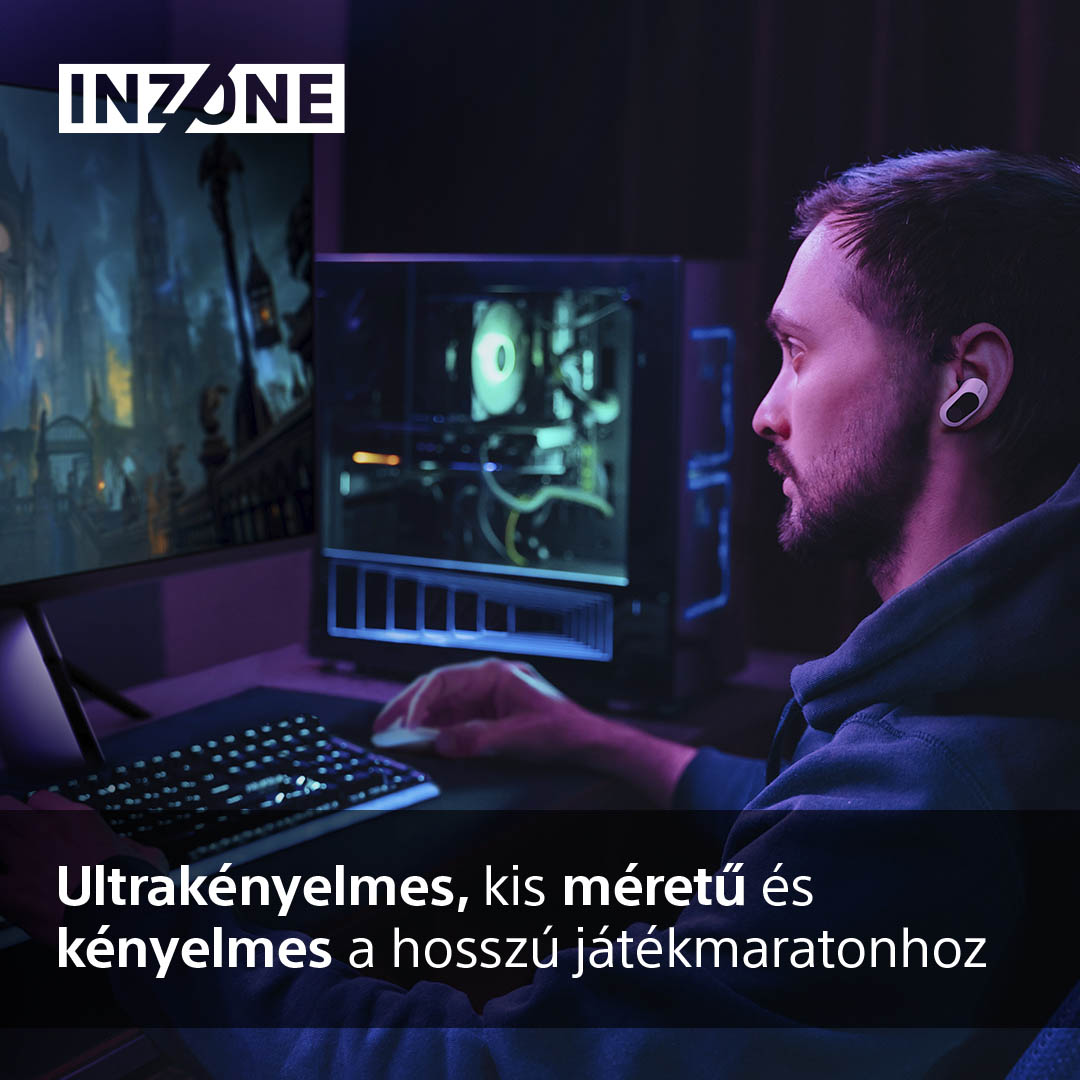 Egy férfi fülhallgatót visel és számítógépen játszik. A monitoron egy játék látható, a billentyűzet is.