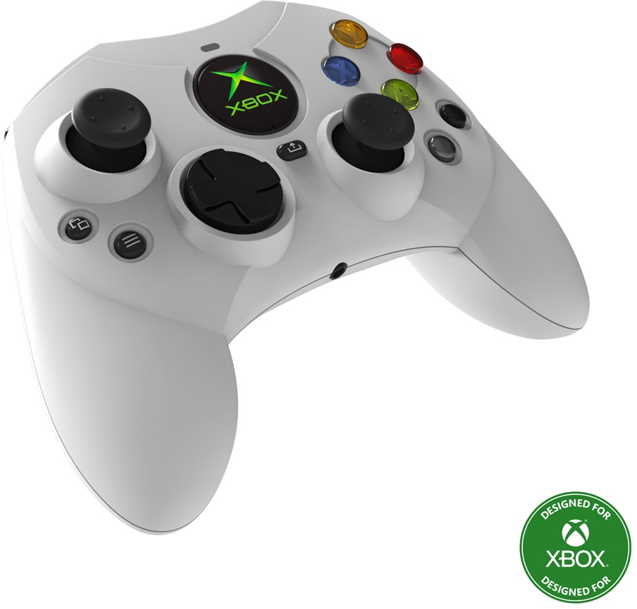 Fehér Xbox kontroller zöld Xbox logóval és színes gombokkal. Zöld 'Designed For Xbox' jelvény.