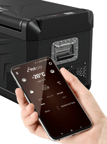 Dłoń trzymająca telefon połączony z chłodziarką Yolco przez Bluetooth.