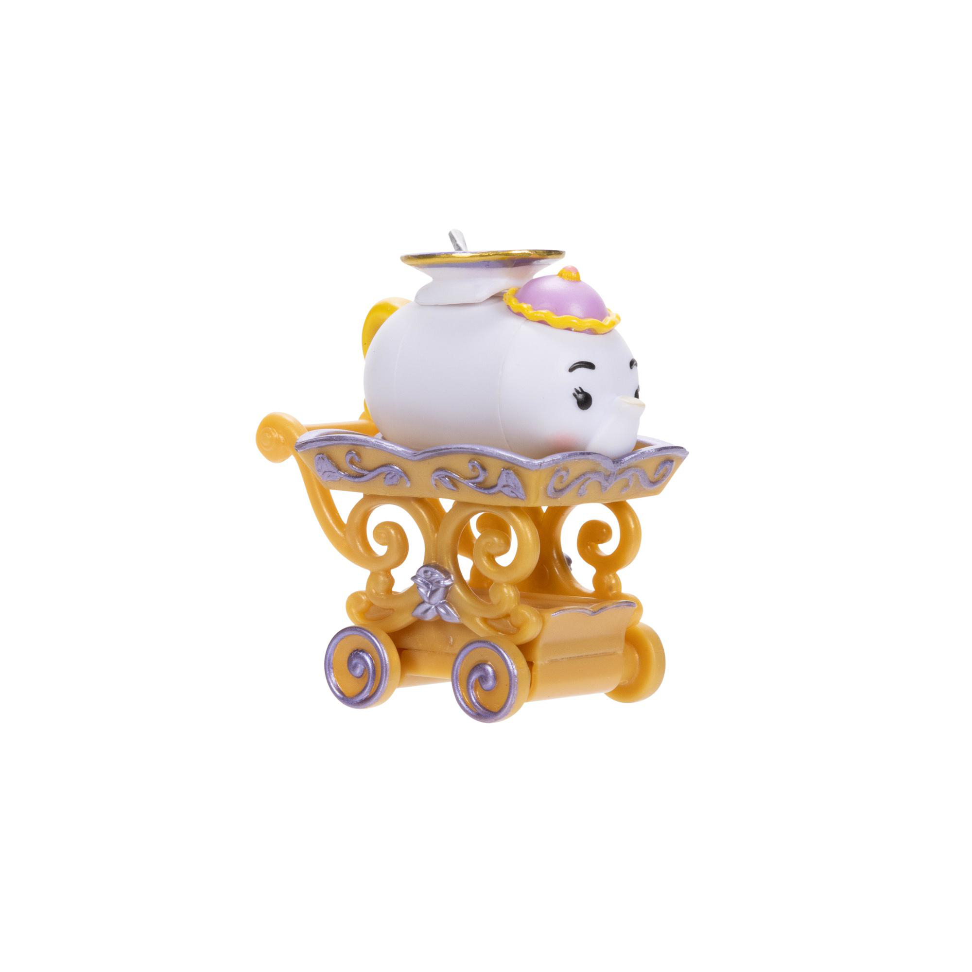 Eine weiße Teekannenfigur auf einem goldenen Wagen. Der Wagen hat lila Akzente, auf weißem Hintergrund.