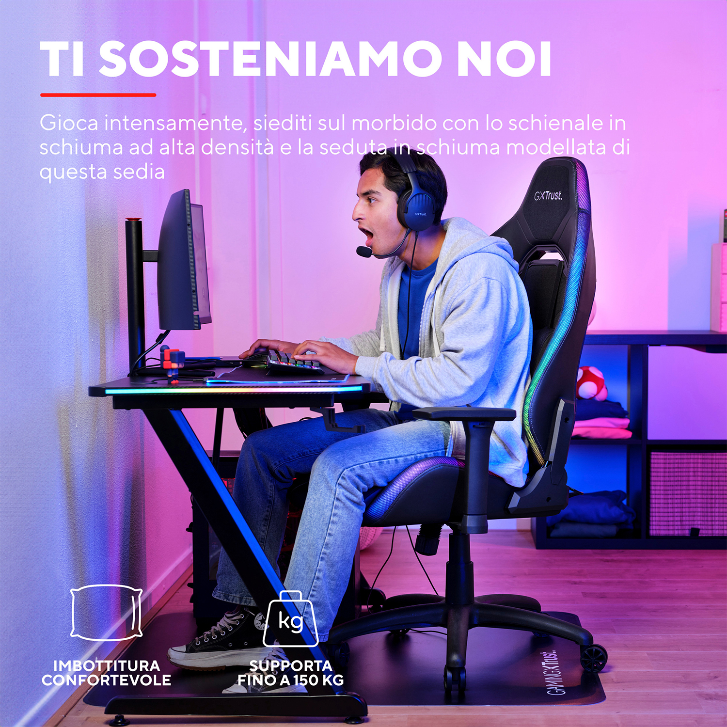 Uomo che gioca su una scrivania nera. Sedia da gioco nera. Testo: Imbottitura Confortevole.