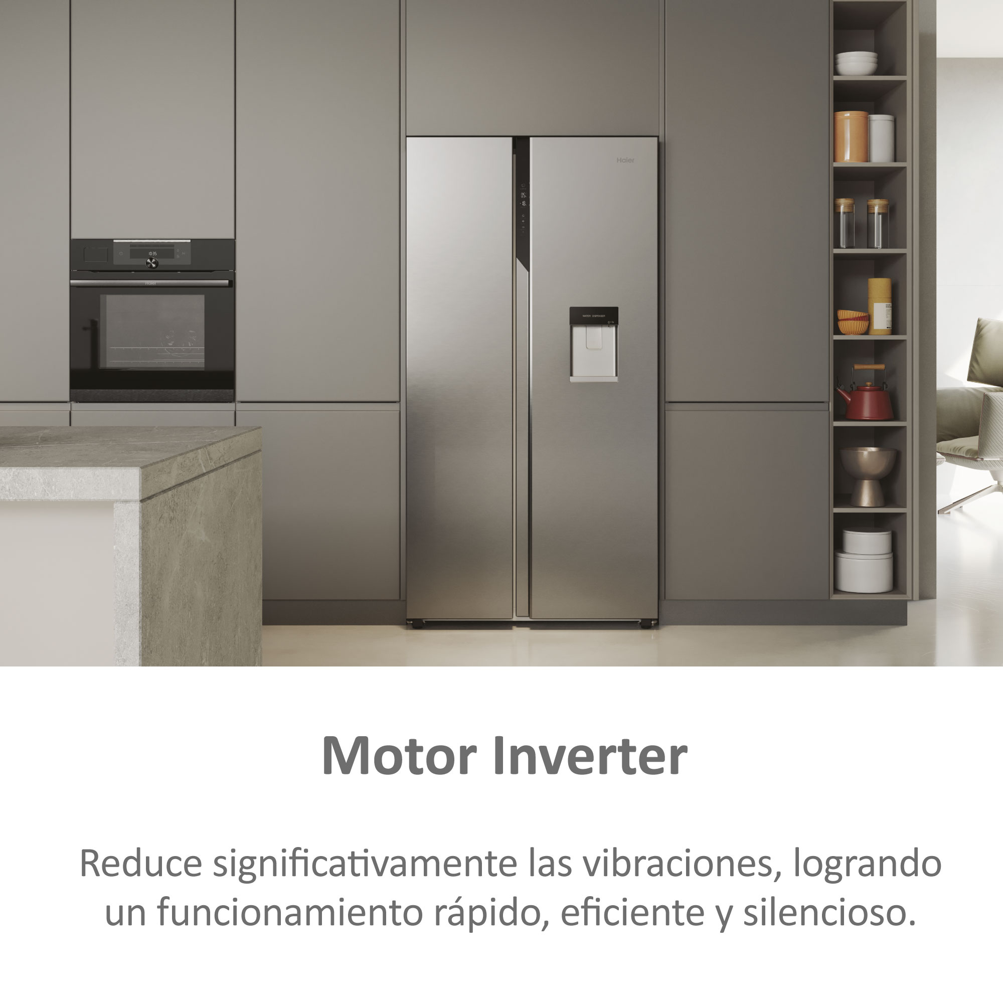 Refrigerador de acero inoxidable en una cocina. Armarios grises con horno a la izquierda.