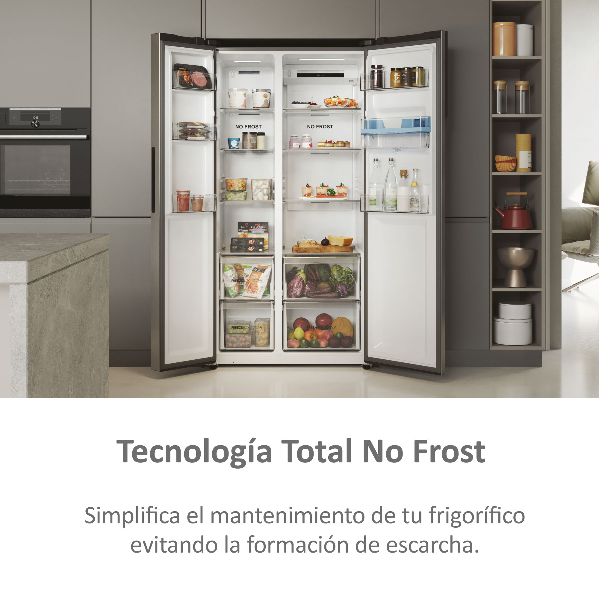 Un frigorífico moderno con las puertas abiertas, lleno de comida. Cocina gris en el fondo.