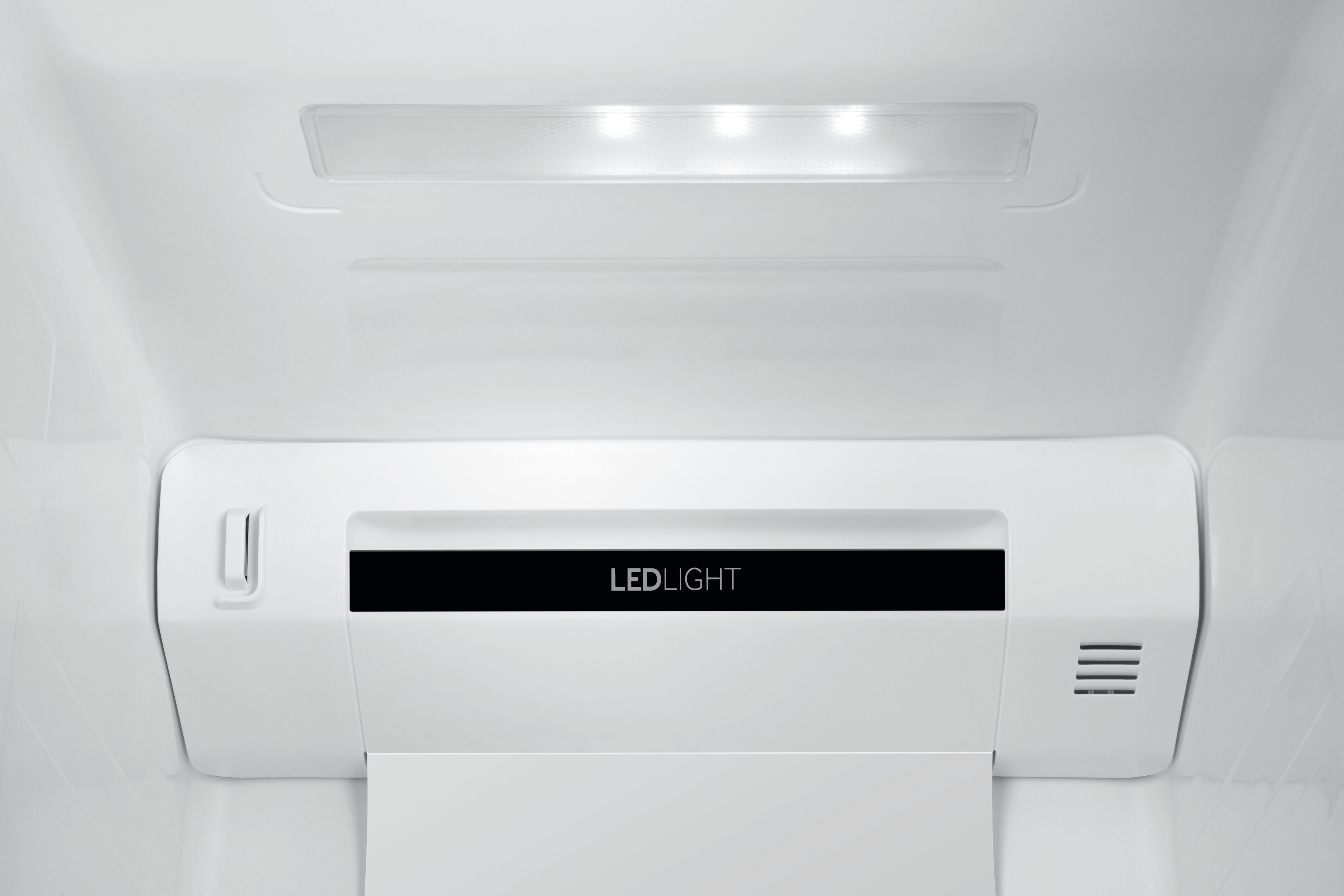 Interior de un refrigerador blanco con panel de luz LED.