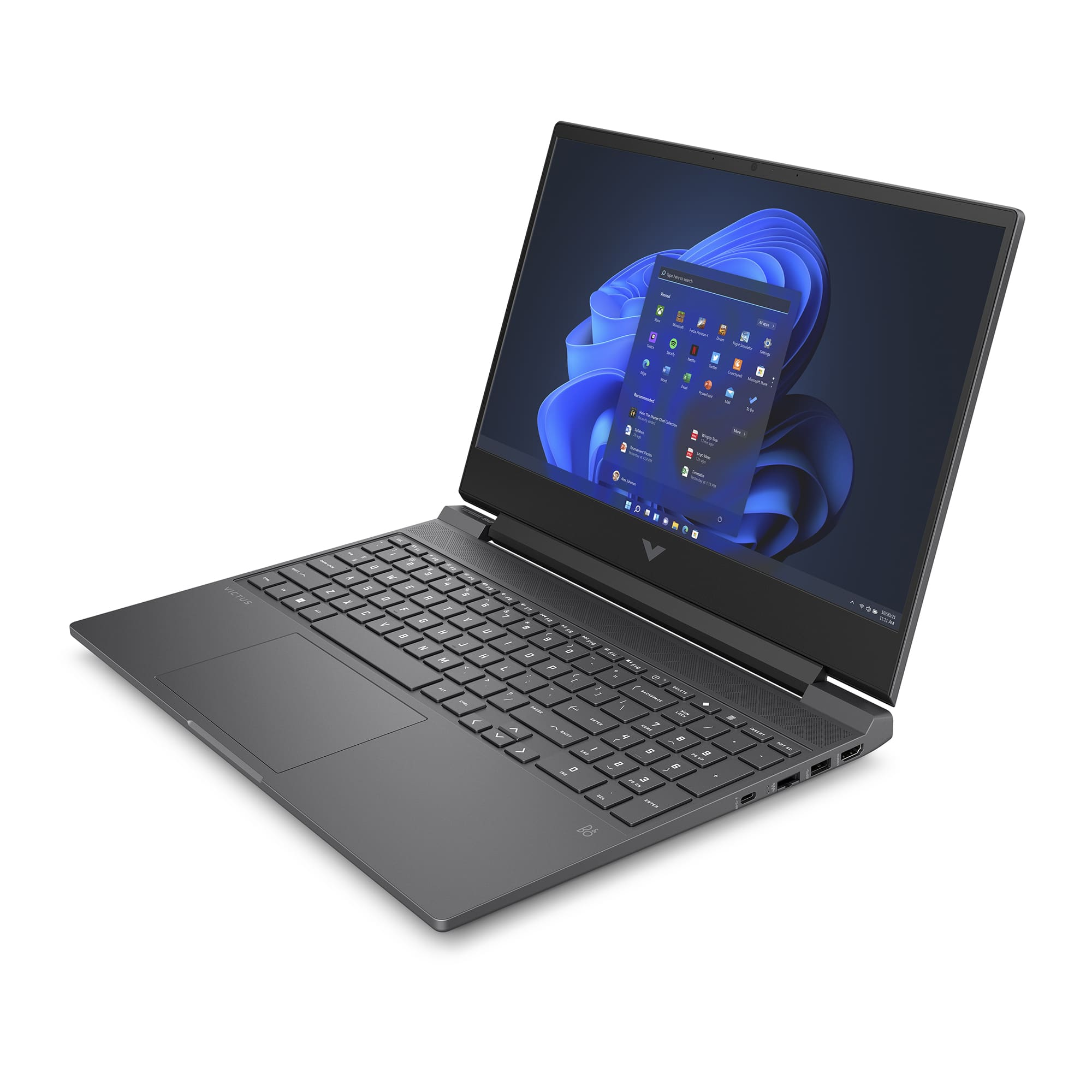 Un portátil abierto sobre una superficie blanca. La pantalla muestra el escritorio de Windows 11.