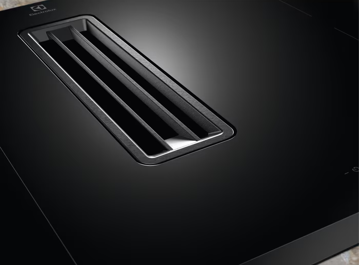 Fekete főzőlap szellőzővel. Az Electrolux logó látható.