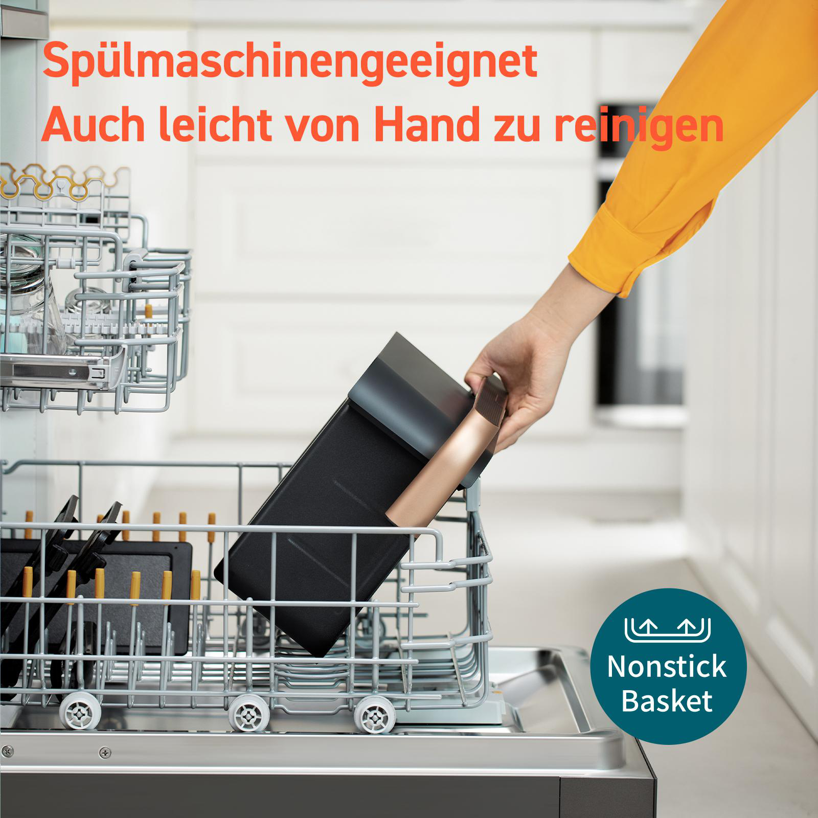 Eine Person legt einen schwarzen Antihaft-Korb in eine Spülmaschine. Text: Einfach zu reinigen.