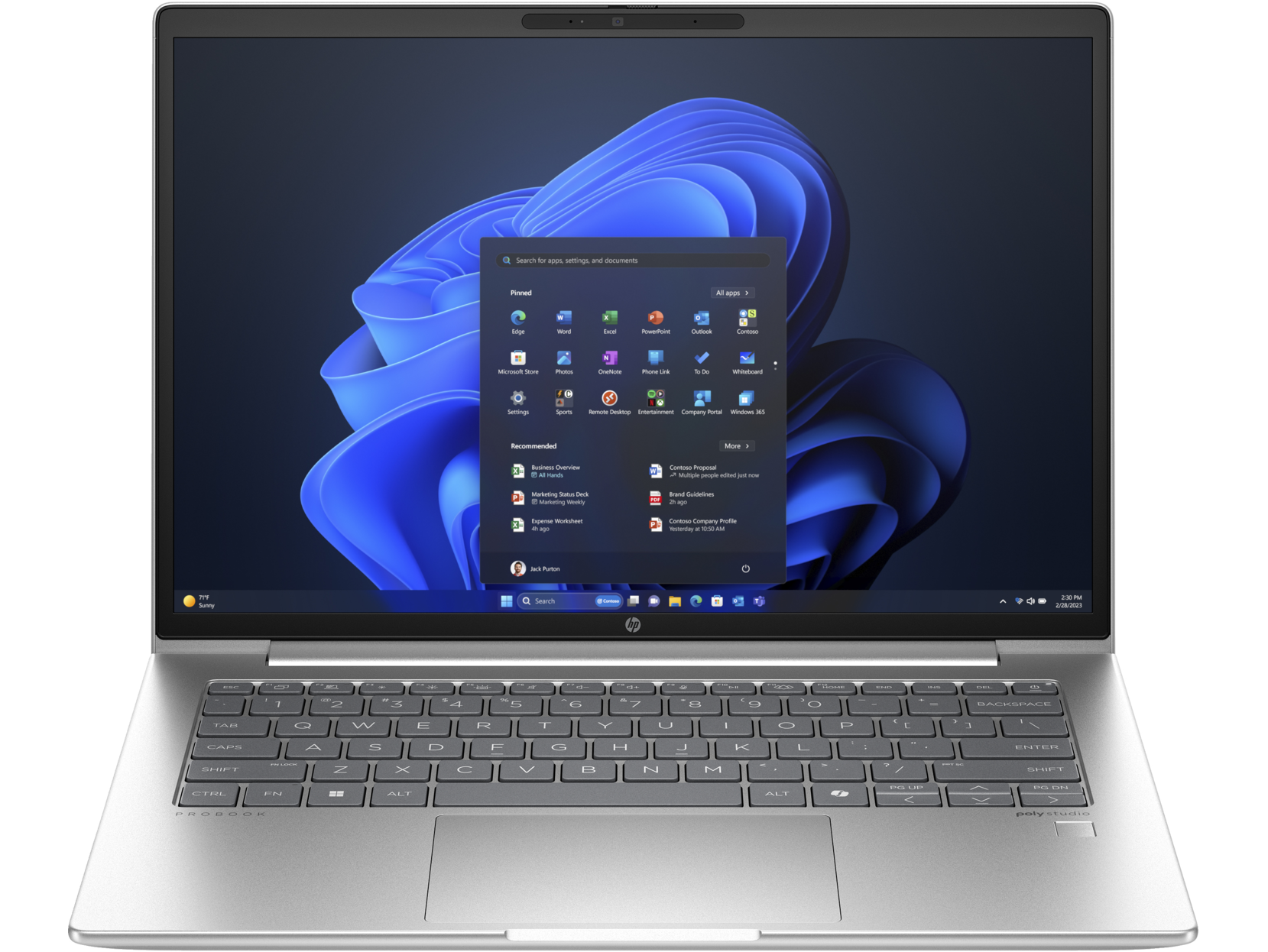 Un portátil que muestra una interfaz de Windows 11. El portátil es plateado y está abierto.