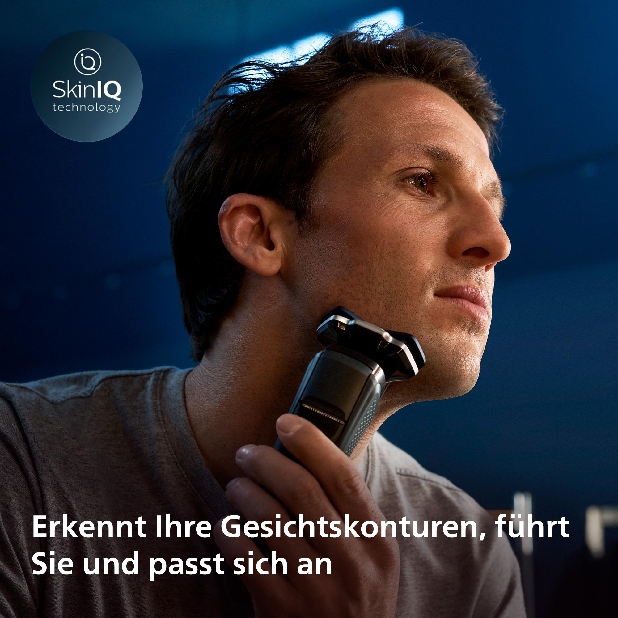 Mann rasiert sich mit einem Rasierer, der Text lautet: Erkennt Ihre Gesichtskonturen...