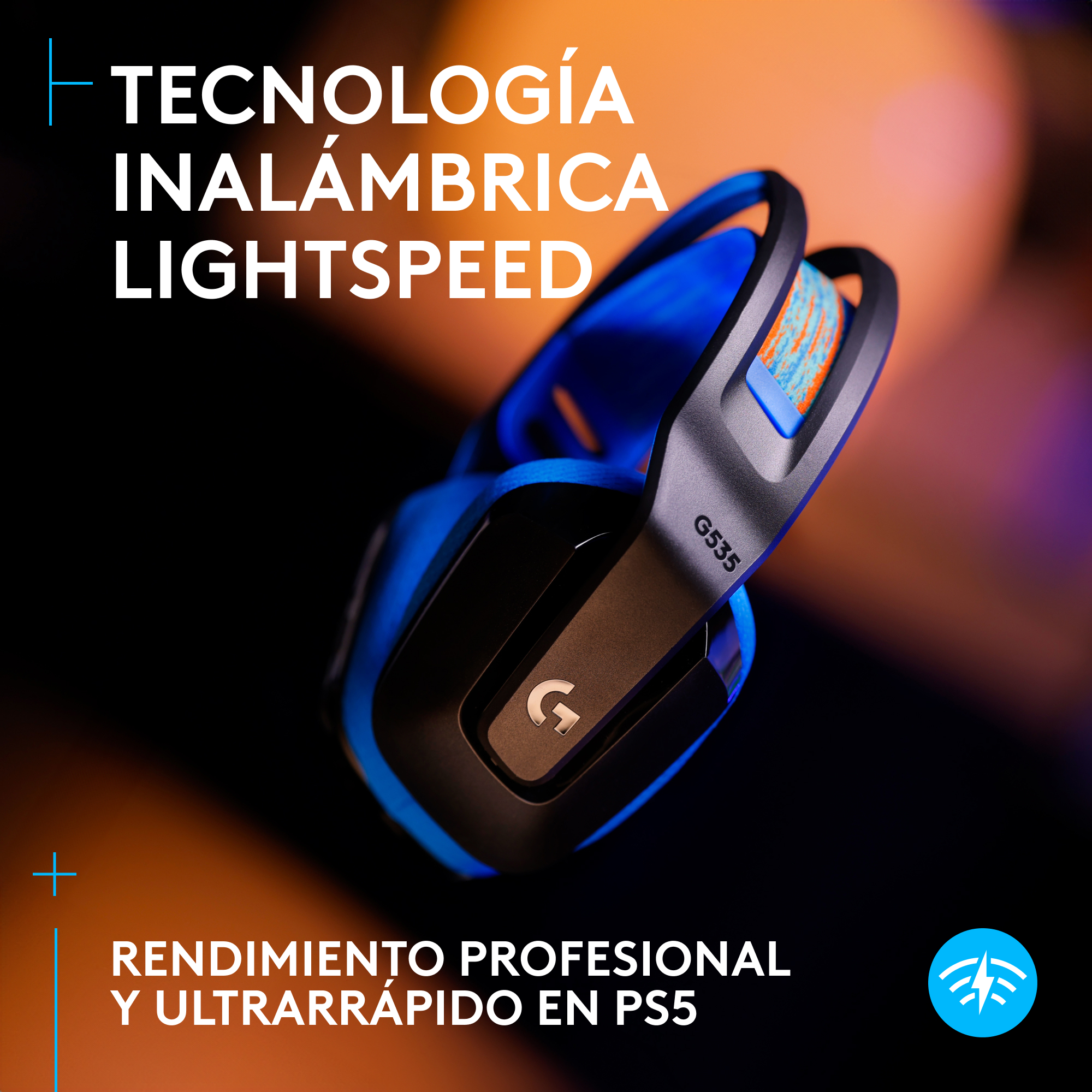 Un auricular para juegos azul y negro con el logotipo de Logitech G sobre un fondo oscuro.