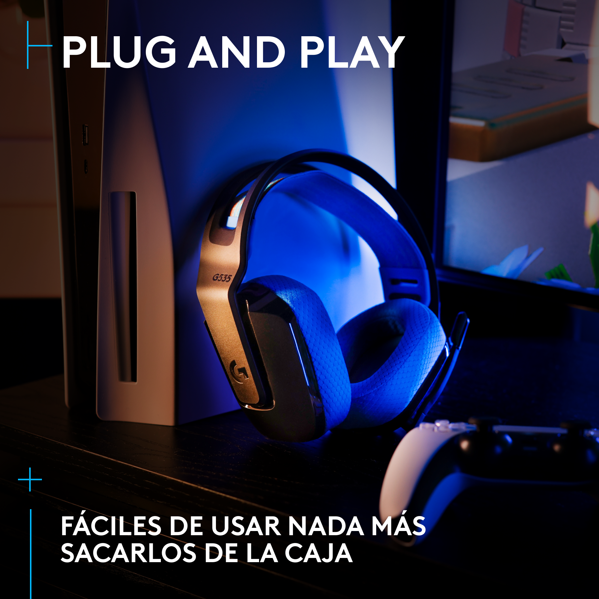 Una configuración de juego con unos auriculares negros, un mando blanco y una consola blanca. El texto dice 'Plug and Play'.
