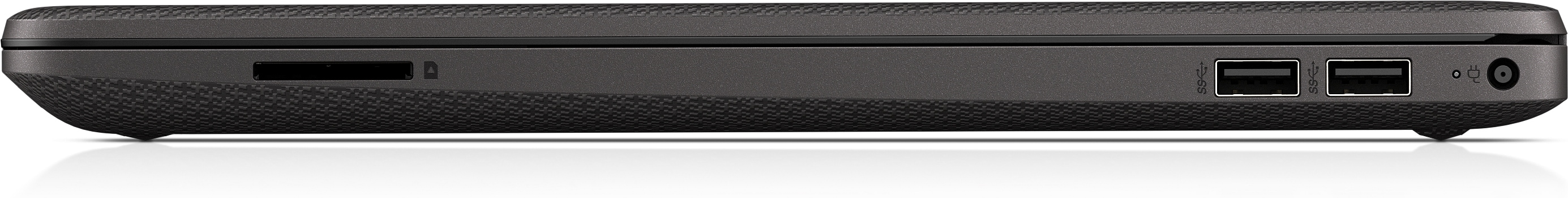 La parte inferior de una laptop gris oscuro, mostrando puertos para tarjeta SD, USB y alimentación.