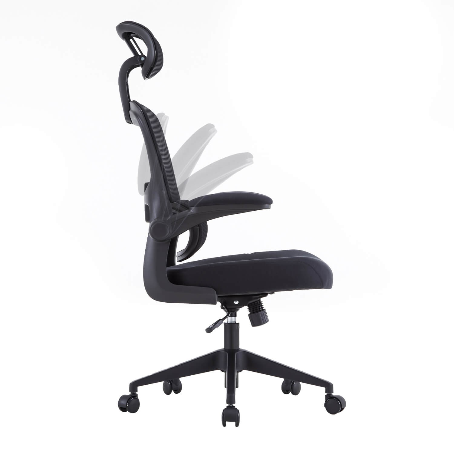 Silla de oficina negra con ruedas, respaldo y reposacabezas de malla negra.