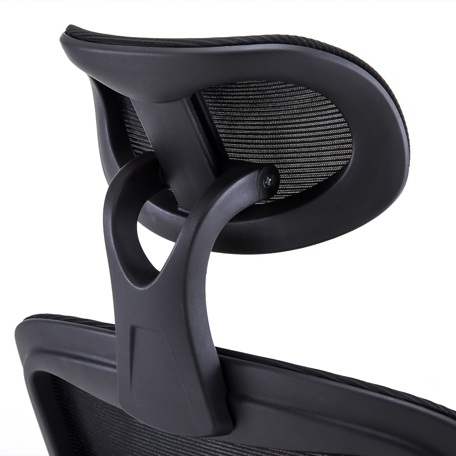 Reposacabezas negro de una silla de oficina. Tiene una pantalla de malla y un diseño curvo. El fondo es blanco.