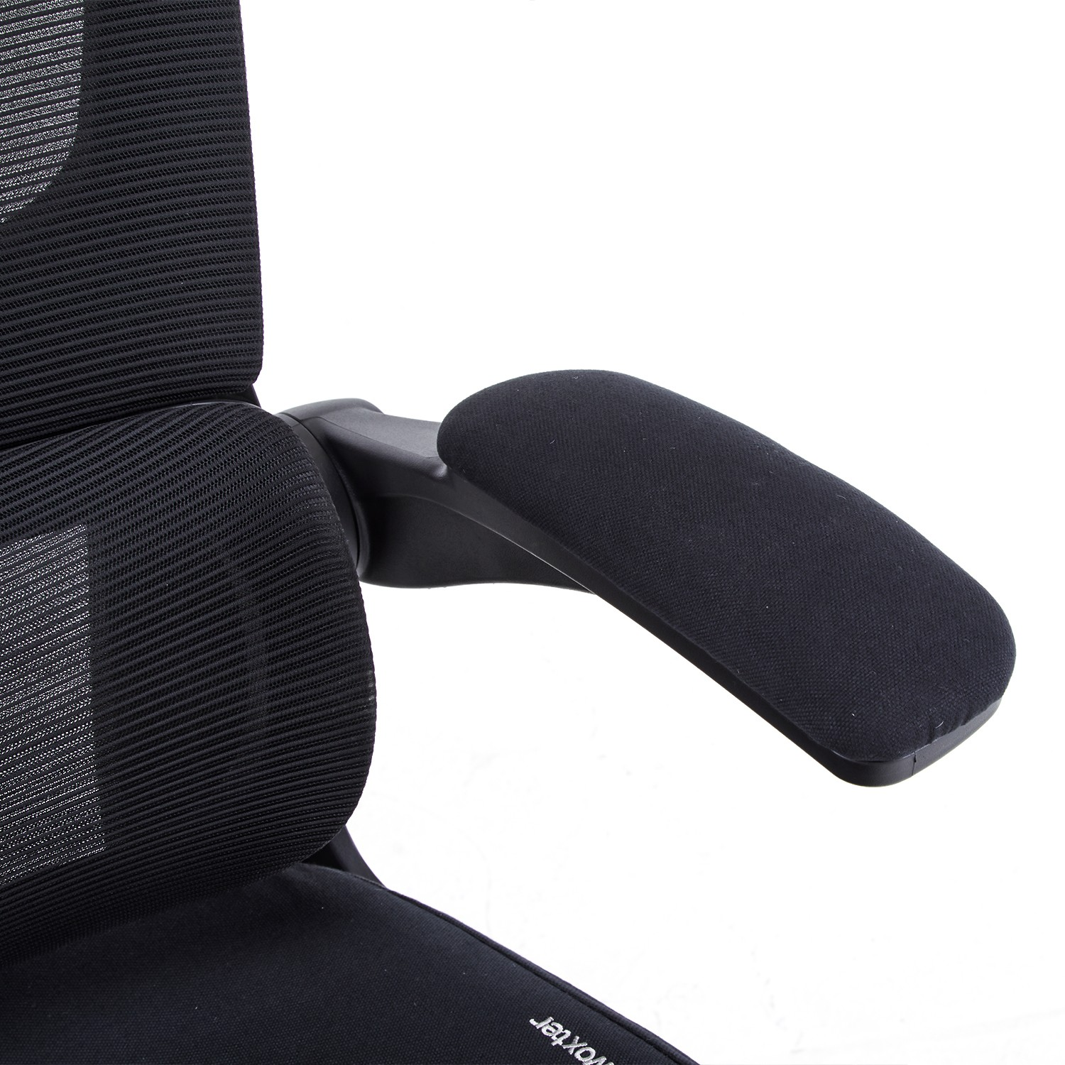 Un reposabrazos negro de silla de oficina. El reposabrazos es negro y angular.