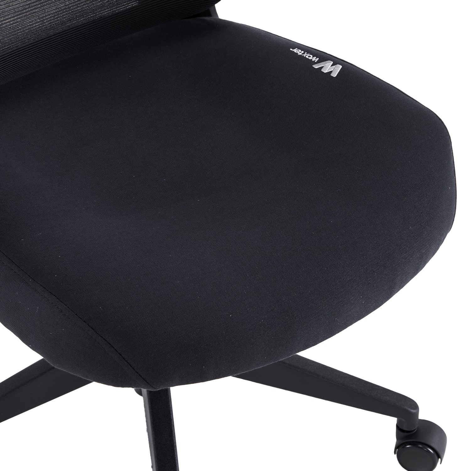 Primer plano de un asiento de silla de oficina negra con respaldo de malla, se ve un logotipo blanco.