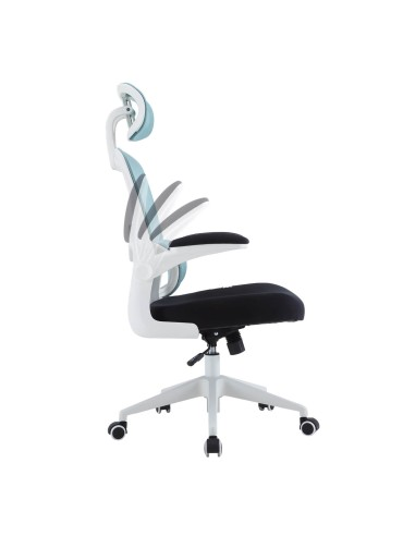 Una silla de oficina de perfil, con reposabrazos ajustables y reposacabezas, sobre un fondo blanco.
