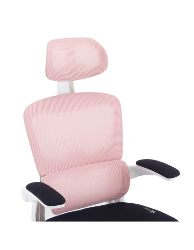 Primer plano de una silla de oficina de malla rosa con marco blanco y reposabrazos negros, sobre fondo blanco.