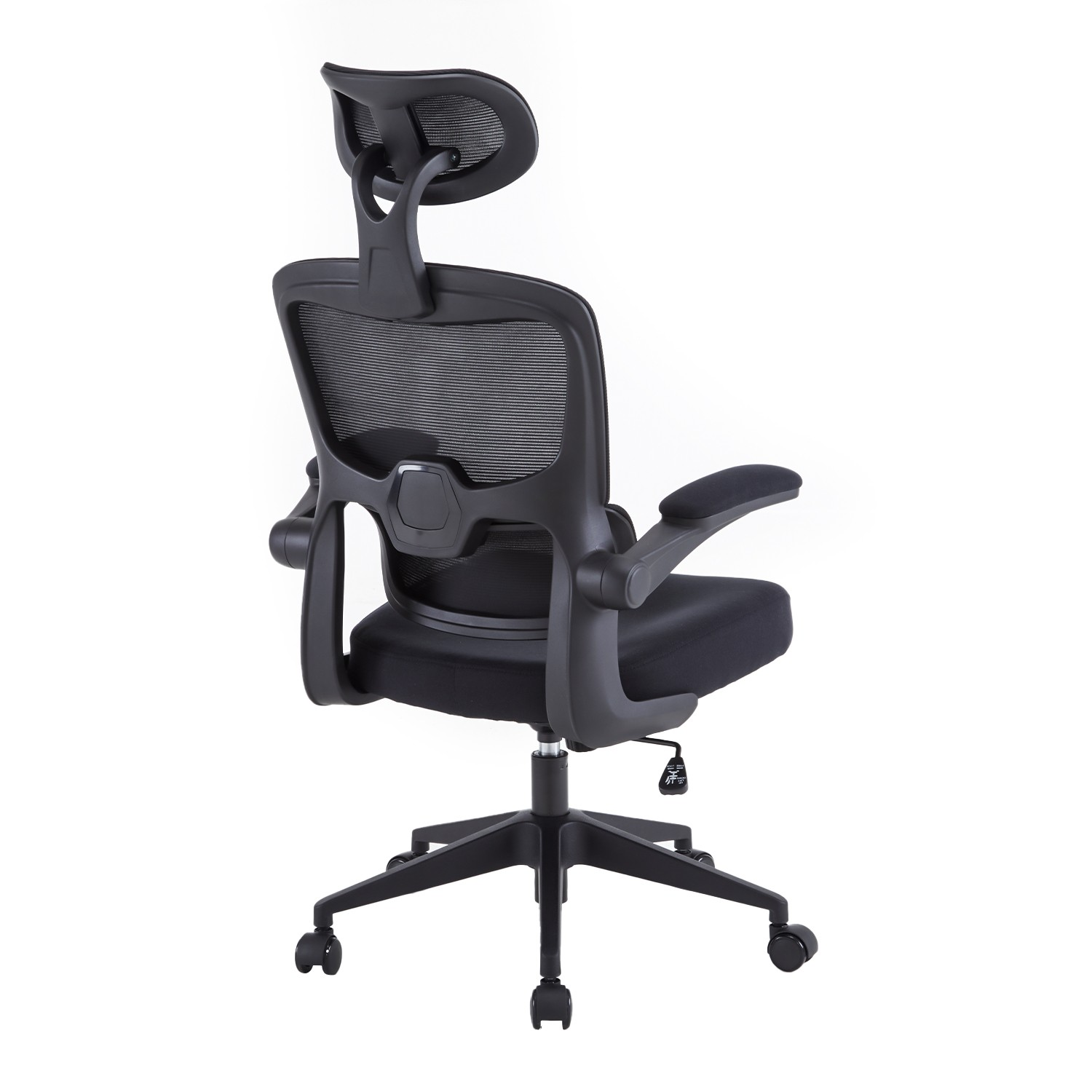 Silla de oficina negra desde atrás, con respaldo de malla, reposacabezas, reposabrazos y base de cinco estrellas.