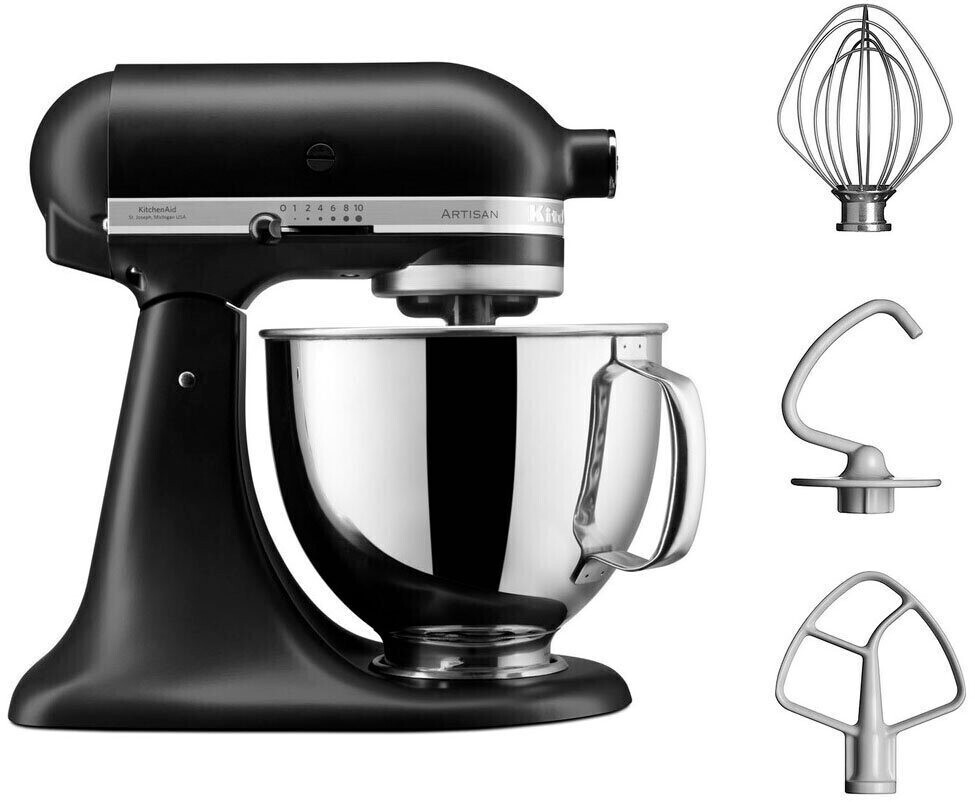 Fekete KitchenAid mixer tartozékokkal. Habverőt, kampót és lapátot tartalmaz. Fehér háttérre izolálva.
