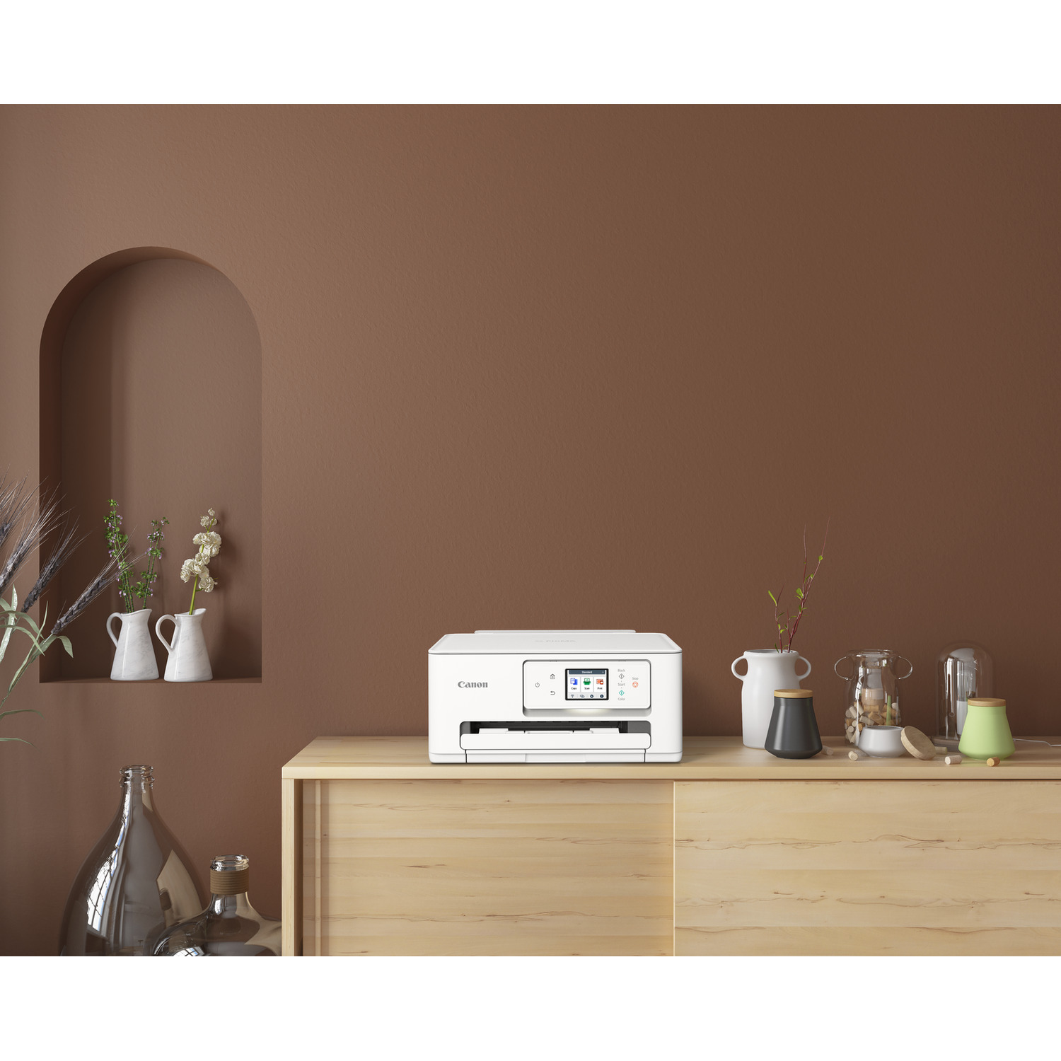 Een witte printer op een houten kast, vazen en decoraties op de achtergrond.