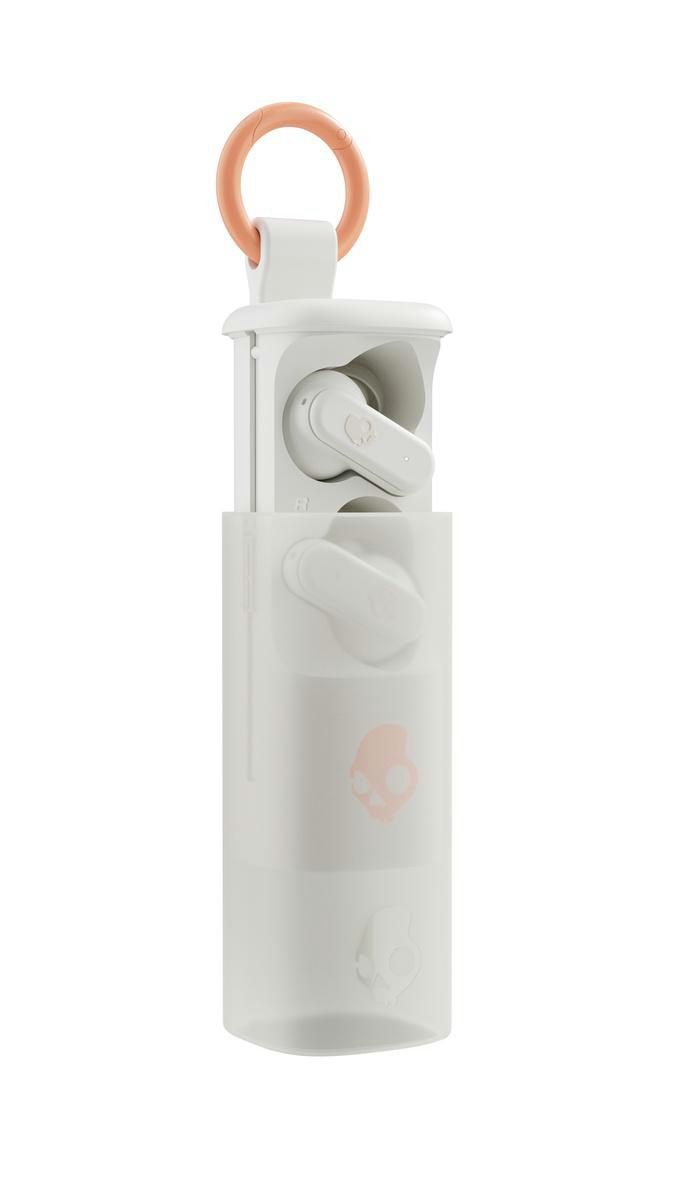 Weiße Skullcandy-Ohrhörer in einem transparenten Etui mit einem orangefarbenen Schlüsselanhänger.