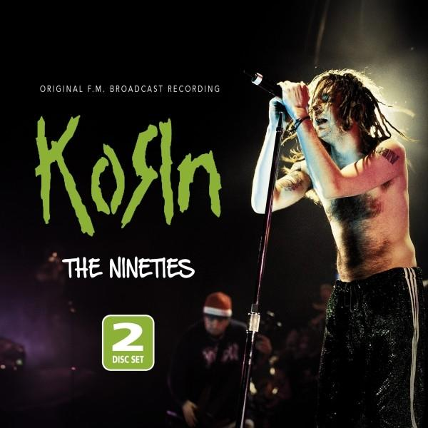 Korn Albumcover mit einem Mann, der auf der Bühne singt, und dem Bandlogo.